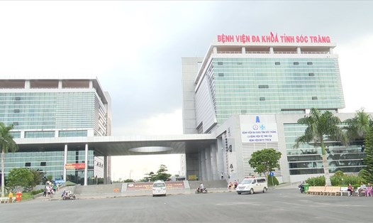 Bệnh viện lớn nhất tỉnh Sóc Trăng bị giãn cách Y tế phòng chống dịch COVID-19 vì có ca dương tính. Ảnh Lâm Đa
