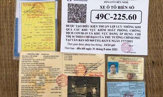 Tài xế dùng giấy "thông hành" giả để qua chốt kiểm soát tại Hà Nội bị CSGT phát hiện. Ảnh: H.Phong