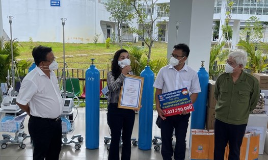 Quỹ Từ thiện Kim Oanh trao tặng máy thở và oxy cho Trung tâm Y tế huyện Bàu Bàng, đây là cơ sở đang điều trị hàng trăm bệnh nhân COVID-19. Ảnh: T.Thắng