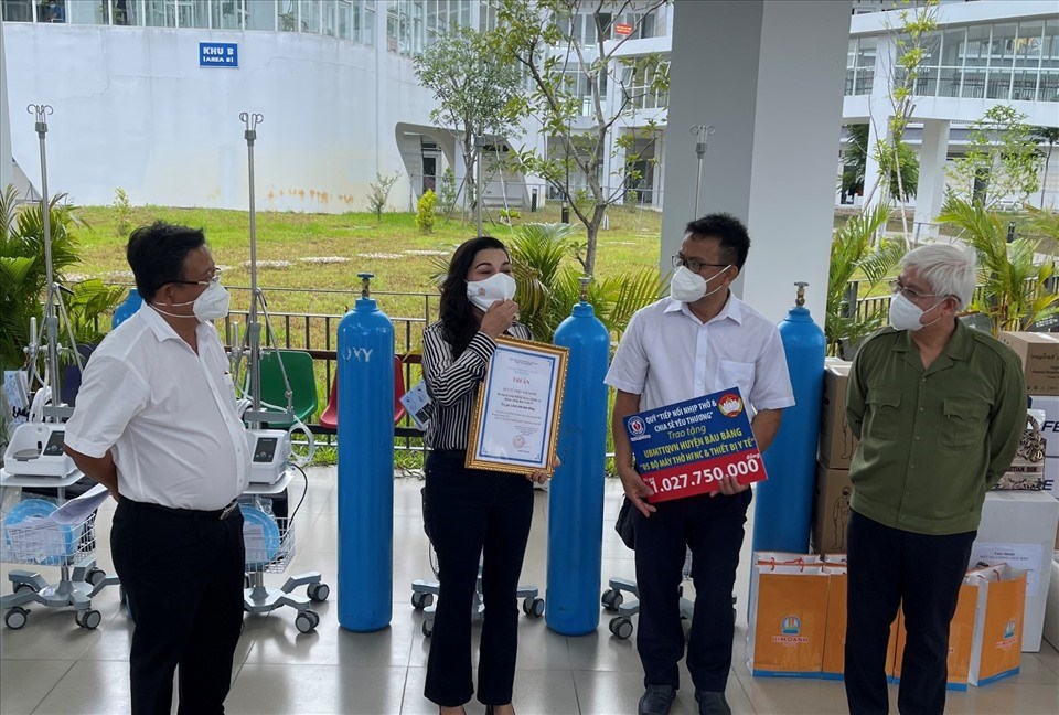 Quỹ Từ thiện Kim Oanh trao tặng máy thở và oxy cho Trung tâm Y tế huyện Bàu Bàng, đây là cơ sở đang điều trị hàng trăm bệnh nhân COVID-19. Ảnh: T.Thắng Quỹ Từ thiện Kim Oanh trao tặng máy thở và oxy cho Trung tâm Y tế huyện Bàu Bàng, đây là cơ sở đang điều trị hàng trăm bệnh nhân COVID-19. Ảnh: T.Thắng