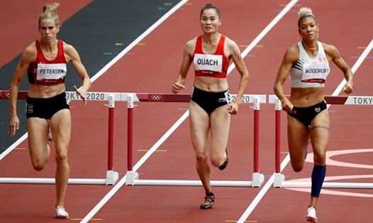 Quách Thị Lan (giữa) dừng bước tại bán kết nội dung 400m vượt rào nữ môn điền kinh Olymouc Tokyo 2020. Ảnh: AFP.