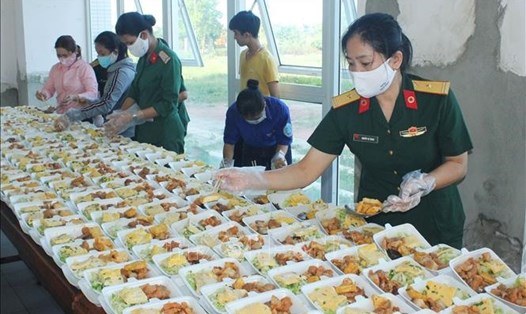 Hội Phụ nữ Bộ Chỉ huy Quân sự tỉnh Thừa Thiên - Huế phối hợp với các lực lượng chuẩn bị bữa cơm tại khu cách ly. Ảnh minh hoạ: TTXVN