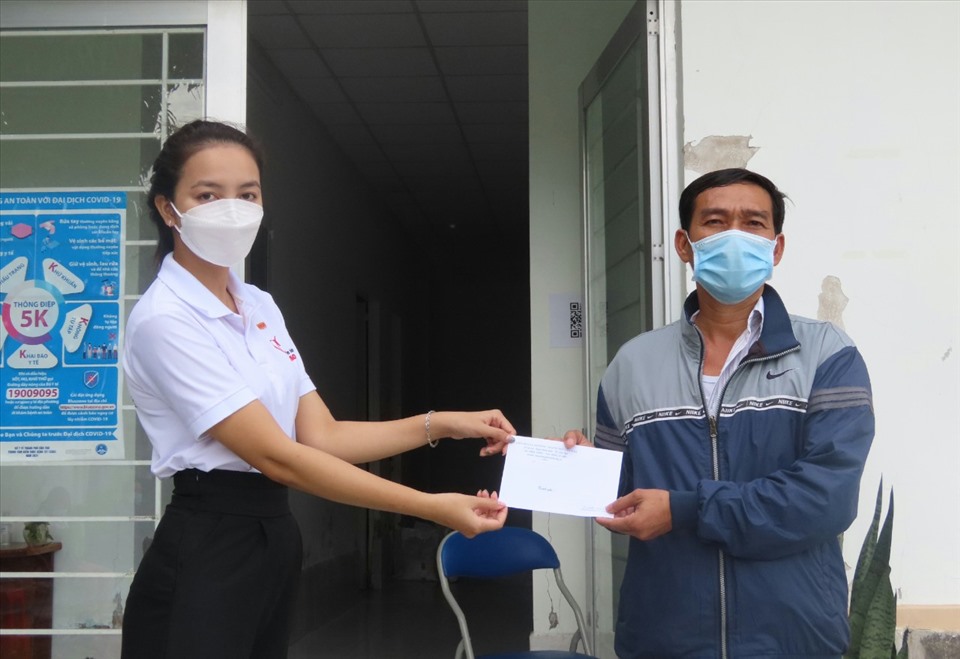 Công nhân, người lao động phấn khởi nhận tiền hỗ trợ 1 triệu đồng