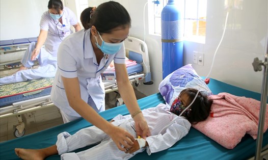 Nhân viên y tế khám chữa bệnh tại Trung tâm Y tế huyện Cam Lộ. Ảnh: Hưng Thơ.