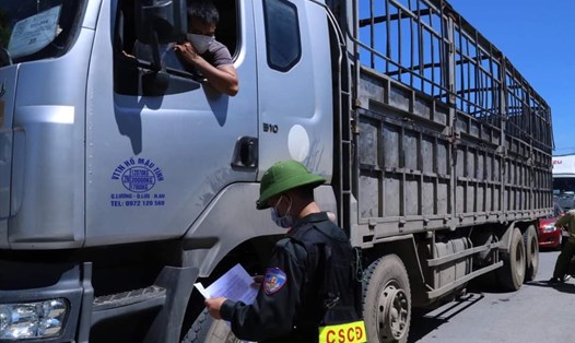 Giám sát chặt chẽ, đảm bảo an toàn cho người và phương tiện khi di chuyển qua các chốt phòng dịch trên địa bàn tỉnh Nghệ An. Ảnh: PV