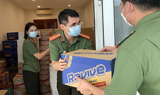 Cán bộ Công đoàn Công an Nhân dân chuyển nhu yếu phẩm đến Bệnh viện Dã chiến số 2 Bắc Giang. Ảnh: CĐCA
