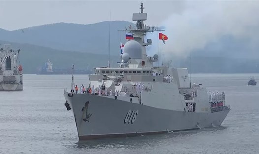 Tàu hộ vệ của Hải quân Việt Nam tham gia Army Games 2021 được chào đón long trọng tại bến tàu của Hạm đội Thái Bình Dương Nga. Ảnh: BQP Nga