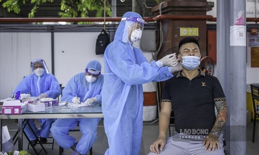 Nhân viên y tế lấy mẫu xét nghiệm cho người dân Hà Nội hôm 12.8. Ảnh: Hà Phương