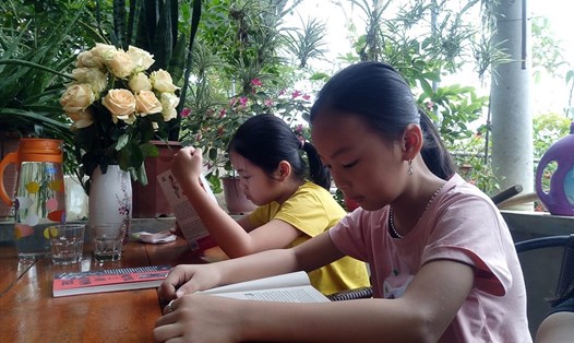 Học sinh Hà Tĩnh đọc sách để mở mang tri thức. Ảnh tư liệu: PDN