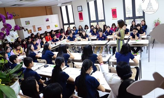 Cô giáo Phạm Thái Lê - giáo viên Trường Marie Curie Hà Nội trong một tiết dạy tại trường (khi chưa xảy ra dịch COVID-19). Ảnh: NVCC