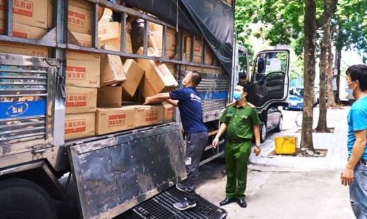 Xe tải chở gần 10 tấn bánh nhập lậu để đưa vào TPHCM tiêu thụ. Ảnh: M.Hiền