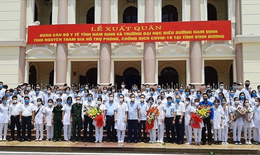 Đây là đợt 3 ngành y tế tỉnh Nam Định, Trường Đại học Điều dưỡng Nam Định thành lập đoàn đi hỗ trợ các tỉnh bạn phòng, chống dịch COVID-19. ẢNH: P.V.S