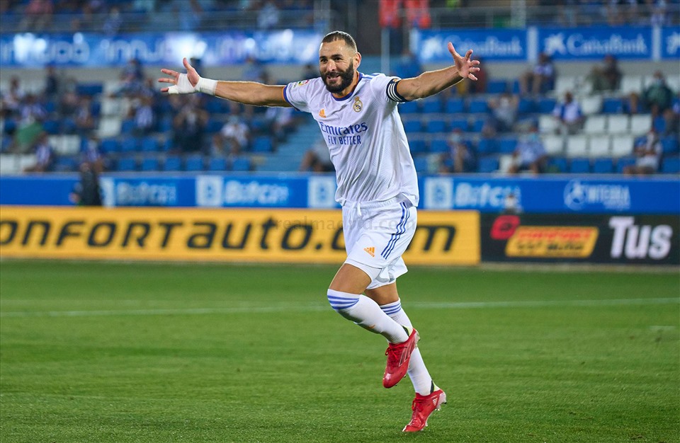 Phong độ cao, vai trò và tầm ảnh hưởng lớn, sẵn sàng hy sinh vì câu lạc bộ là lý do Real Madrid kèm điều khoản giải phóng 1 tỉ Euro trong hợp đồng mới của Karim Benzema. Ảnh: Real Madrid