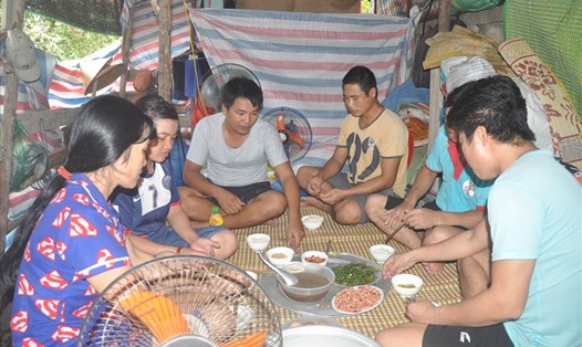 Bữa cơm đạm bạc của nhóm lao động tự do mắc kẹt trong khu lán trại ở phường Yên Nghĩa, quận Hà Đông, Hà Nội. Ảnh: Tất Thảo