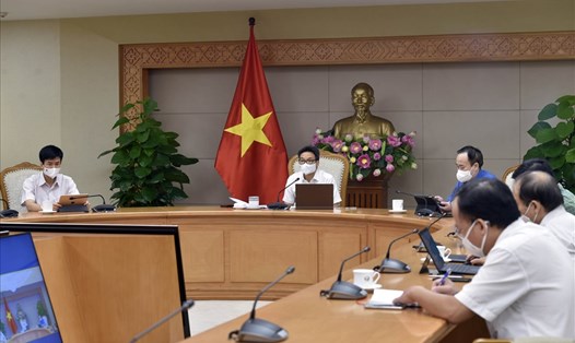 Phó Thủ tướng Vũ Đức Đam tham dự trực tuyến tại Trụ sở Chính phủ. Ảnh: Đình Nam