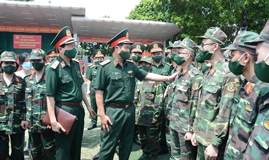 Thượng tướng Vũ Hải Sản, Thứ trưởng Bộ Quốc phòng động viên các chiến sĩ quân y lên đường làm nhiệm vụ hồi đầu tháng 8. Ảnh VGP