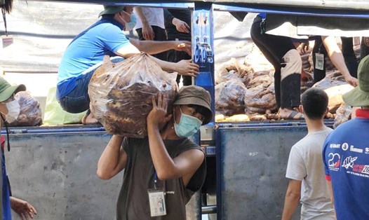 Ngoài lực lượng tình nguyện viên Đà Nẵng sẽ cho shipper hoạt động lại để cung cấp nhu yếu phẩm cho người dân. Ảnh minh họa: TT
