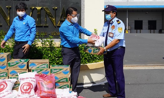 Ông Huỳnh Sơn Tuấn - Chủ tịch LĐLĐ tỉnh trao quà cho người lao động một doanh nghiệp thực hiện 3 tại chỗ trong KCN tại huyện Châu Đức. Ảnh: T.A