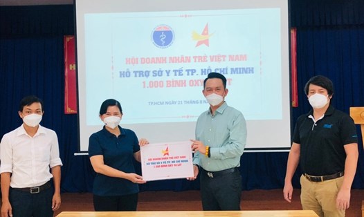 Đại diện Sở Y tế TPHCM tiếp nhận sự hỗ trợ từ Hội Doanh nghiệp Trẻ Việt Nam