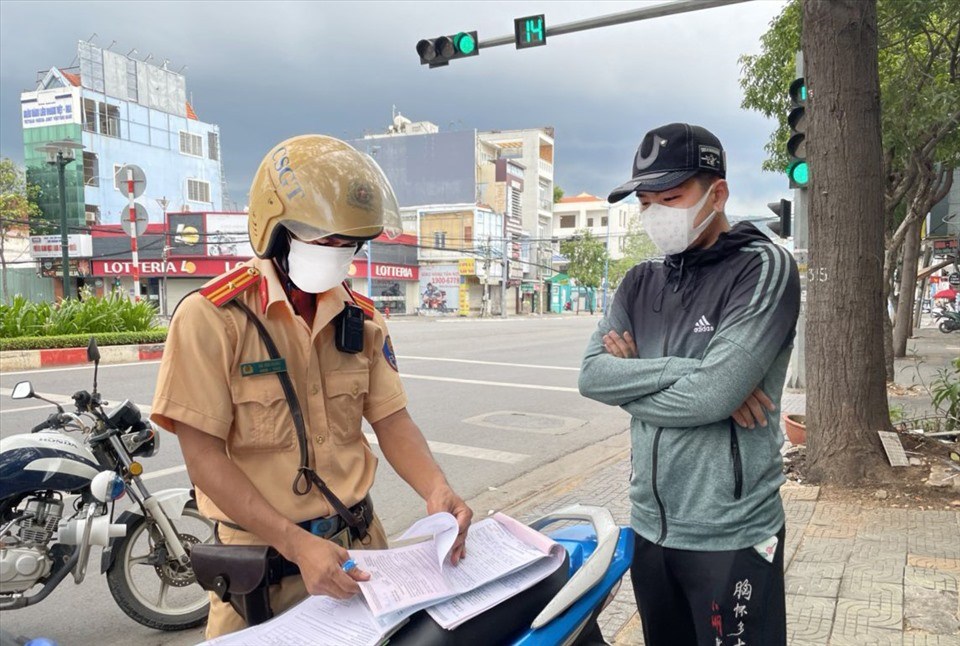 Tổ tuần tra lưu động của Công an TP.Vũng Tàu xử phạt trường hợp vi phạm quy định giãn cách theo Chỉ thị 16 tại tuyến đường Lê Hồng Phong ( thành phố Vũng Tàu). Ảnh: HT Tổ tuần tra lưu động của Công an TP.Vũng Tàu xử phạt trường hợp vi phạm quy định giãn cách theo Chỉ thị 16 tại tuyến đường Lê Hồng Phong ( thành phố Vũng Tàu). Ảnh: HT