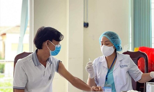 Một công dân ở TP.Buôn Ma Thuột, tỉnh Đắk Lắk (thuộc nhóm đối tượng ưu tiên) đi tiêm phòng vaccine COVID-19. Ảnh minh họa: Bảo Trung