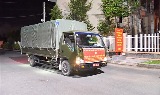 Các chuyến xe vận chuyển hàng hỗ trợ từ Kiên Giang đến TPHCM tuân thủ nghiêm quy định phòng dịch. Ảnh: PV