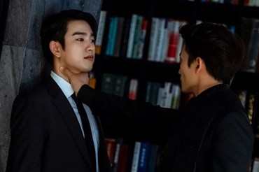Ji Sung và Jinyoung trong phim. Ảnh: Cắt phim.