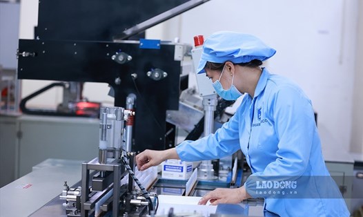 Công nhân được làm việc với dây chuyền sản xuất với nhiều thiết bị hiện đại. Ảnh Hải Nguyễn