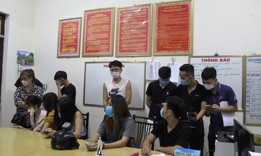 Toàn bộ nhóm thanh niên gồm 15 người được đưa về công an Phường Hòa Lạc, thành phố Móng Cái (Quảng Ninh) để xử phạt về hành vi vi phạm phòng chống dịch COVID-19. Ảnh: Thu Hằng