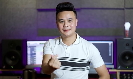 Đạo diễn Mai Thanh Tùng đã sáng tác và thể hiện ca khúc "Tiếng gọi mẹ cha". Ảnh: NVCC.