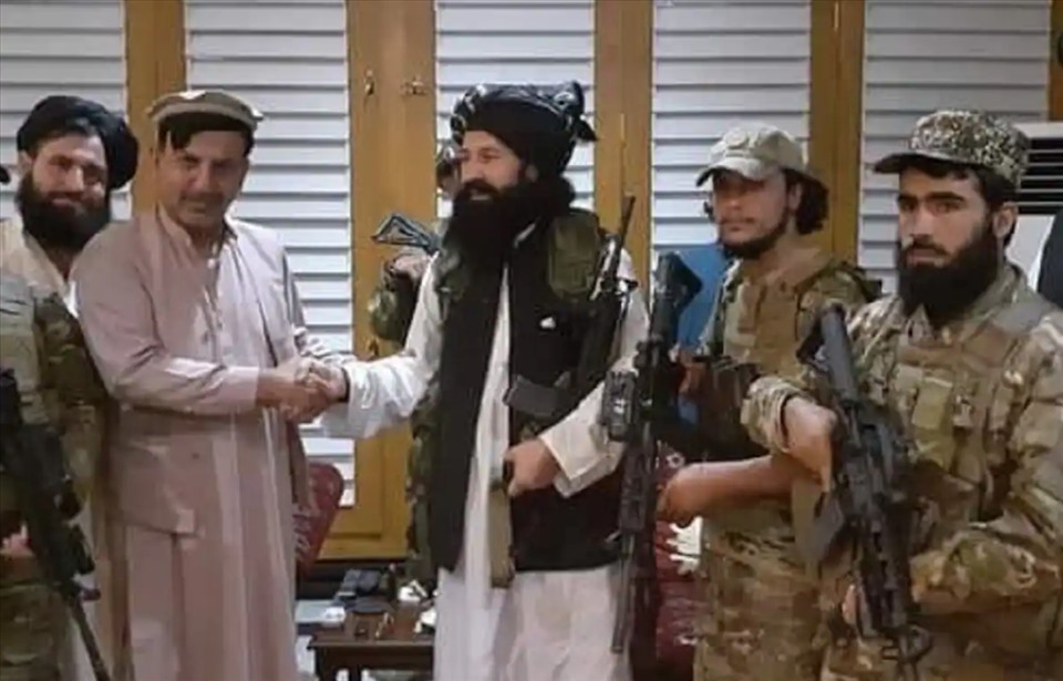 Em trai cựu Tổng thống Afghanistan Ashraf Ghani (thứ hai từ trái) gia nhập Taliban. Ảnh chụp màn hình Twitter
