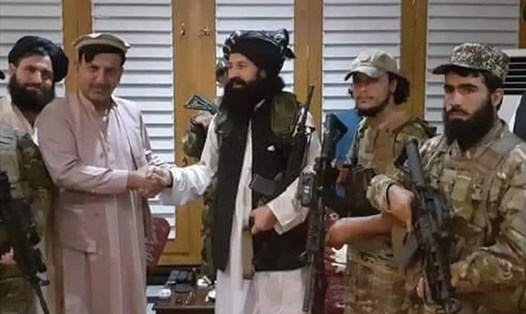 Em trai cựu Tổng thống Afghanistan Ashraf Ghani (thứ hai từ trái) gia nhập Taliban. Ảnh chụp màn hình Twitter