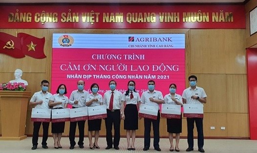 Lãnh đạo và CĐCS Agribank chi nhánh tỉnh Cao Bằng tặng quà cho đại diện người lao động nhân dịp Tháng công nhân năm 2021. Ảnh: CĐCB