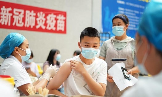 Tiêm vaccine COVID-19 cho học sinh ở tỉnh Quý Châu, phía tây nam Trung Quốc, ngày 12.8.2021. Ảnh: Xinhua