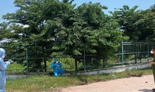 Lực lượng chức năng đang tiến hành bắt giữ đối tượng Nguyễn Tấn Phát (ngồi). Ảnh: Công an Đồng Nai