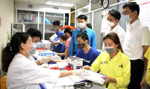 LĐLĐ tỉnh Thái Nguyên tổ chức tư vấn, khám chữa bệnh miễn phí cho nữ CNVCLĐ. Ảnh: CĐTN