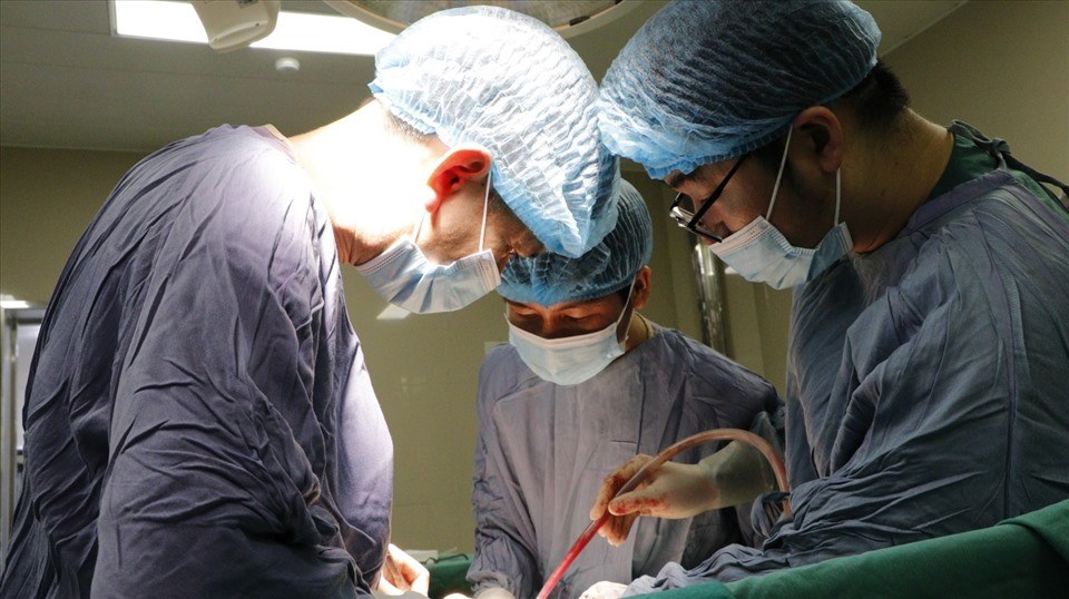 Các bác sĩ phẫu thuật cho bệnh nhân. Ảnh: BVCC Các bác sĩ phẫu thuật cho bệnh nhân. Ảnh: BVCC