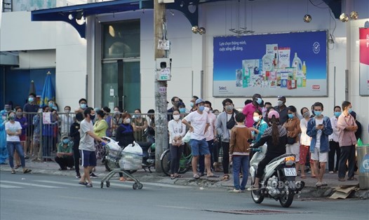 Người dân TPHCM tiếp tục xếp hàng từ 6h sáng ngày 22.8 để đi siêu thị.  Ảnh: Ngọc Lê