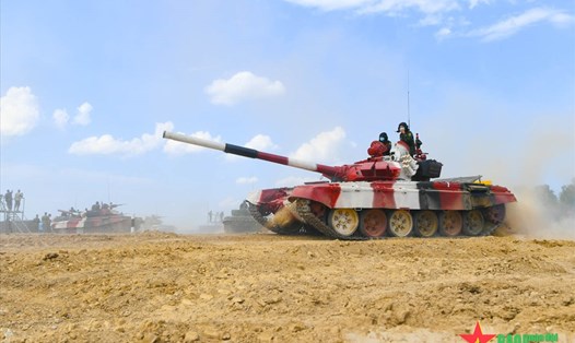Đội xe tăng Việt Nam tranh tài cuộc thi Xe tăng hành tiến trong khuôn khổ Army Games 2021 bằng xe tăng màu đỏ. Ảnh: QĐND