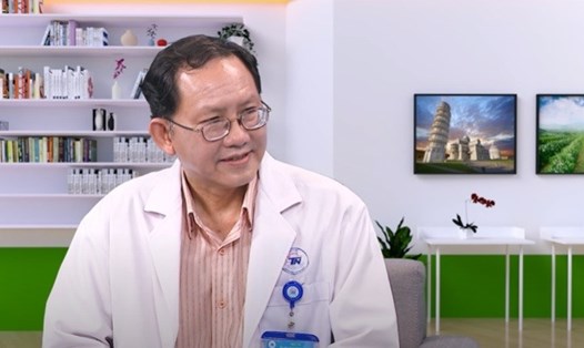 Thầy thuốc Ưu tú - BS Nguyễn Vĩnh Phước tư vấn trong chương trình. Ảnh: CTCC.