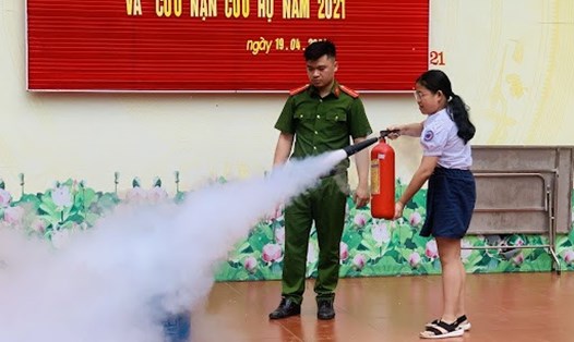 Tập huấn nghiệp vụ phòng cháy chữa cháy cho học sinh và giáo viên trường Tiểu học Nguyễn Trung Trực (Ba Đình, Hà Nội). Ảnh: NTCC