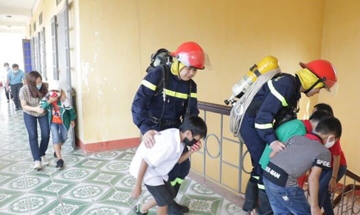 Thầy cô giáo và các em học sinh Trường Tiểu học Ninh Sơn (Ninh Bình) diễn tập phòng cháy, chữa cháy và cứu hộ cứu nạn. Ảnh: Ninhbinh.gov