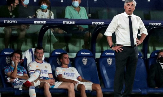 Huấn luyện viên Carlo Ancelotti ngán ngẩm nhìn các học trò ở hàng thủ ném đi mọi nỗ lực của hàng công. Ảnh: AFP