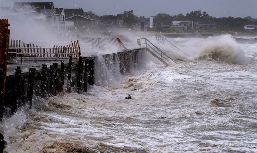 Sóng lớn khi bão Henri đổ bộ ngày 22.8. Ảnh: AFP/Getty