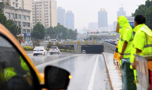 Cơ quan chức trách làm việc tại một đường hầm ở Trịnh Châu, Hà Nam, Trung Quốc trong bối cảnh toàn tỉnh đang trong cảnh báo mưa bão mức cao nhất từ chiều 22.8. Ảnh: Tân Hoa Xã