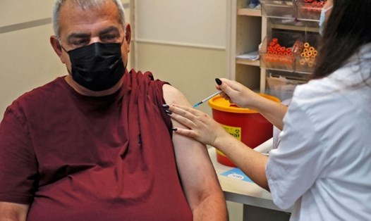 Một người đàn ông tiêm vaccine COVID-19 liều 3 ở Israel. Ảnh: AFP