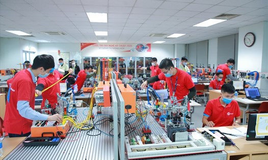 Nhân viên Công ty TNHH Samsung Electronics Việt Nam thi tay nghề kỹ thuật. Ảnh: SSXC