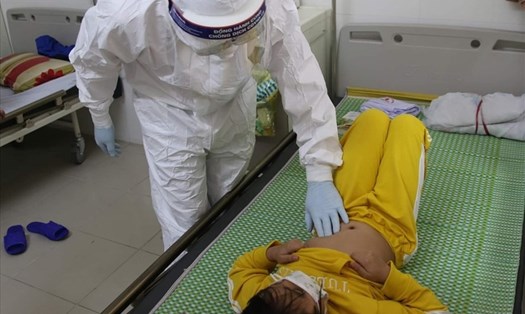 Bác sĩ khám cho một bệnh nhi mắc COVID-19 ở Hải Dương. Ảnh minh hoạ Bộ Y tế cung cấp