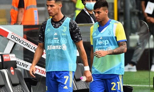 Cristiano Ronaldo (trái) đã chủ động xin không đá chính? Ảnh: Serie A