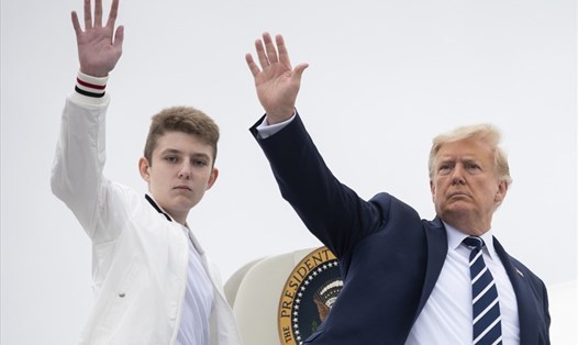 Ông Donald Trump và con trai Barron trên chuyên cơ Air Force One tại New Jersey tháng 8.2020. Ảnh: AFP